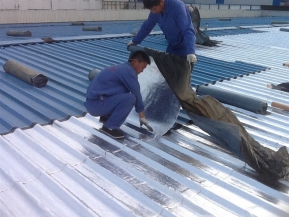 Solution for insulation of corrugated iron roof